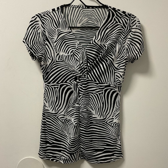 Striking Merona Black & White Cool Polyester Spandex Blend Short Sleeve Top! - Picture 12 of 13